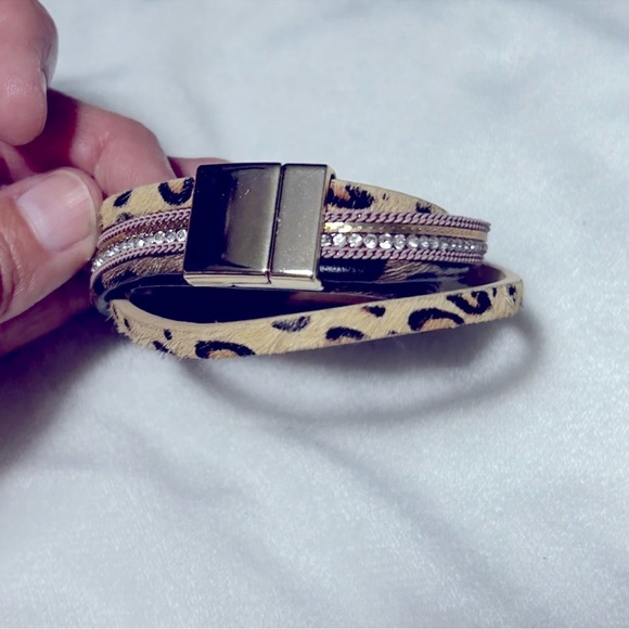🤎BRAND NEW🤎 Chic Wrap Around Animal Print, Leather and Diamond Bracelets (2) - Picture 2 of 7